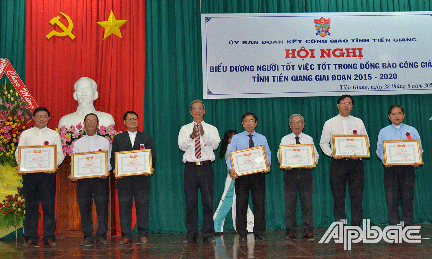 Trao bằng khen của UBMTTQ tỉnh cho các cá nhân.