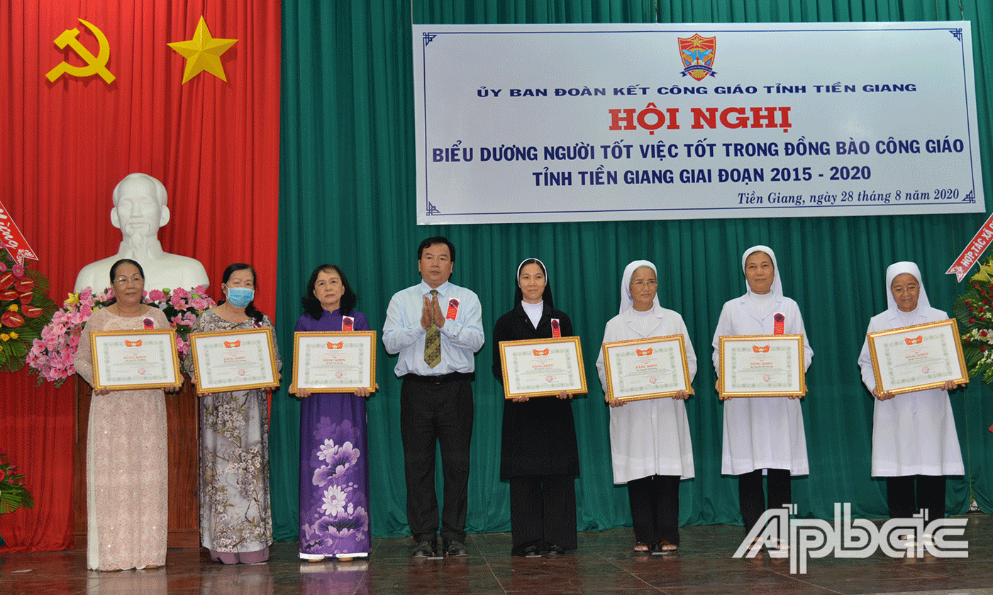 Trao bằng khen của UBMTTQ tỉnh cho các cá nhân.
