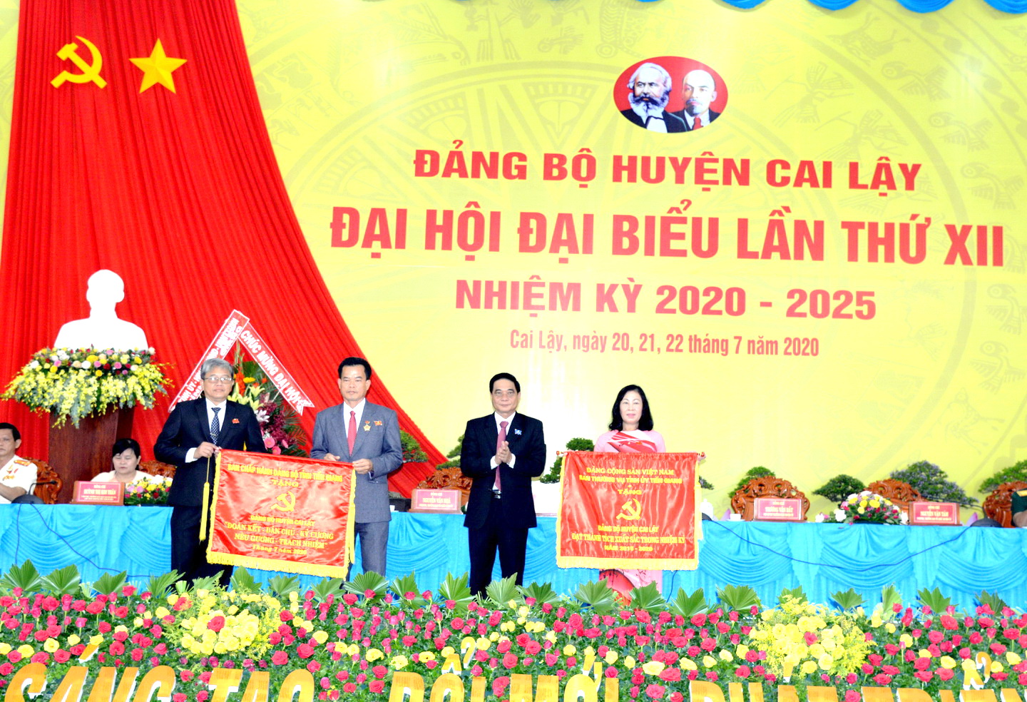 Đồng chí Nguyễn Văn Nhã trao cờ thi đua xuất sắc của Tỉnh ủy Tiền Giang cho BCH Đảng bộ huyện Cai Lậy nhiệm kỳ 2015-2020