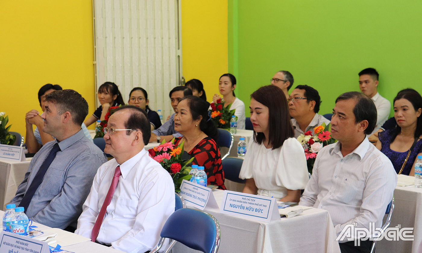 Đại biểu đến tham dự buổi khai trương.