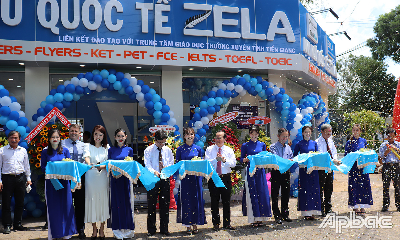 Các đại biểu cùng lãnh đạo Trung tâm Ngoại ngữ Zela thực hiện nghi thức cắt băng khai trương.