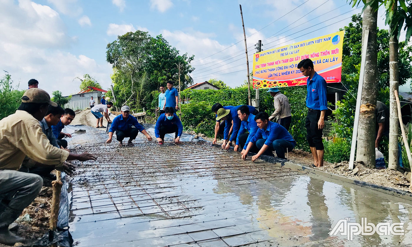 Đoàn viên, thanh niên TX. Cai Lậy tham gia làm đường giao thông nông thôn.