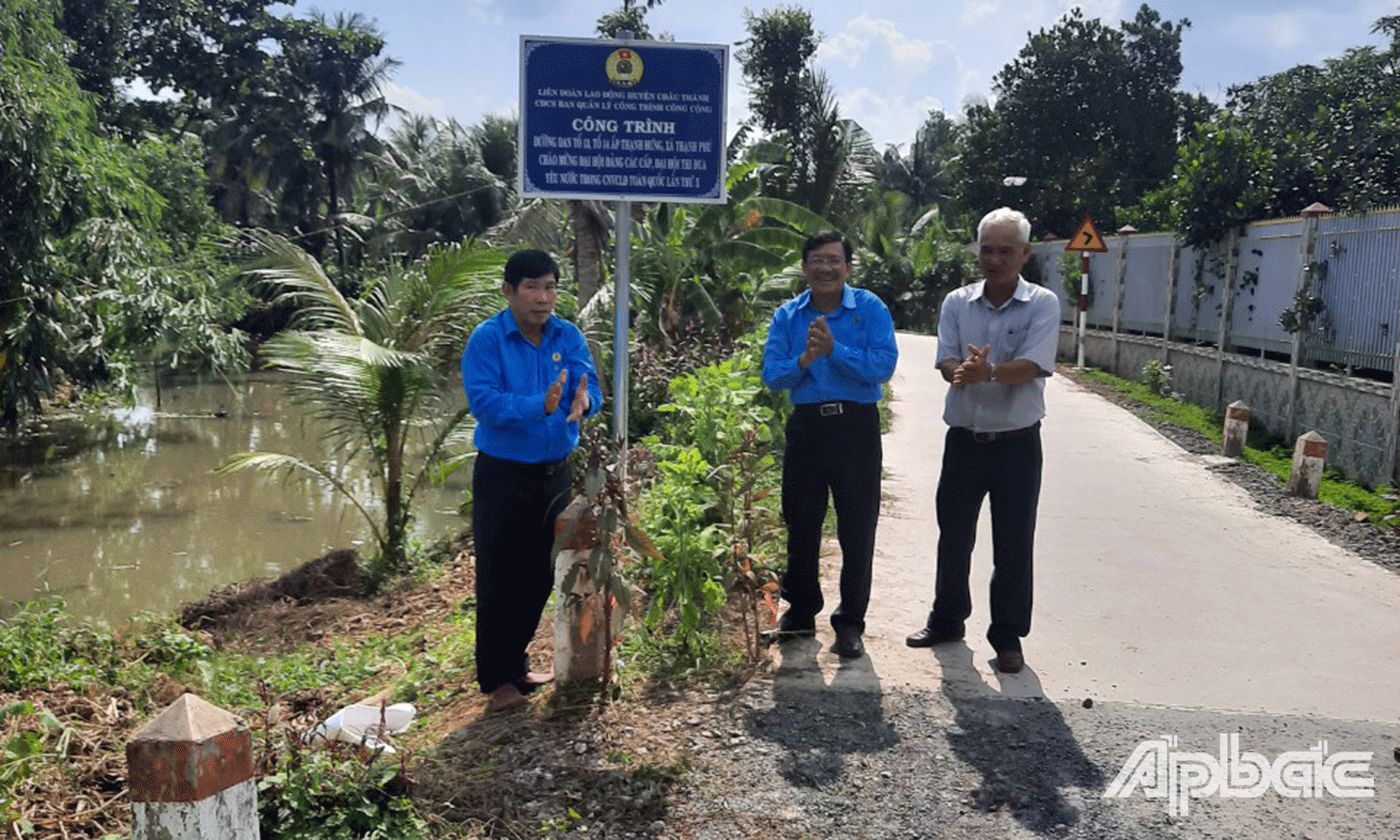 Đại biểu gắn biển công trình Thi công đường đan Tổ 13, 14, ấp Thạnh Hưng, xã Thạnh Phú, huyện Châu Thành. 