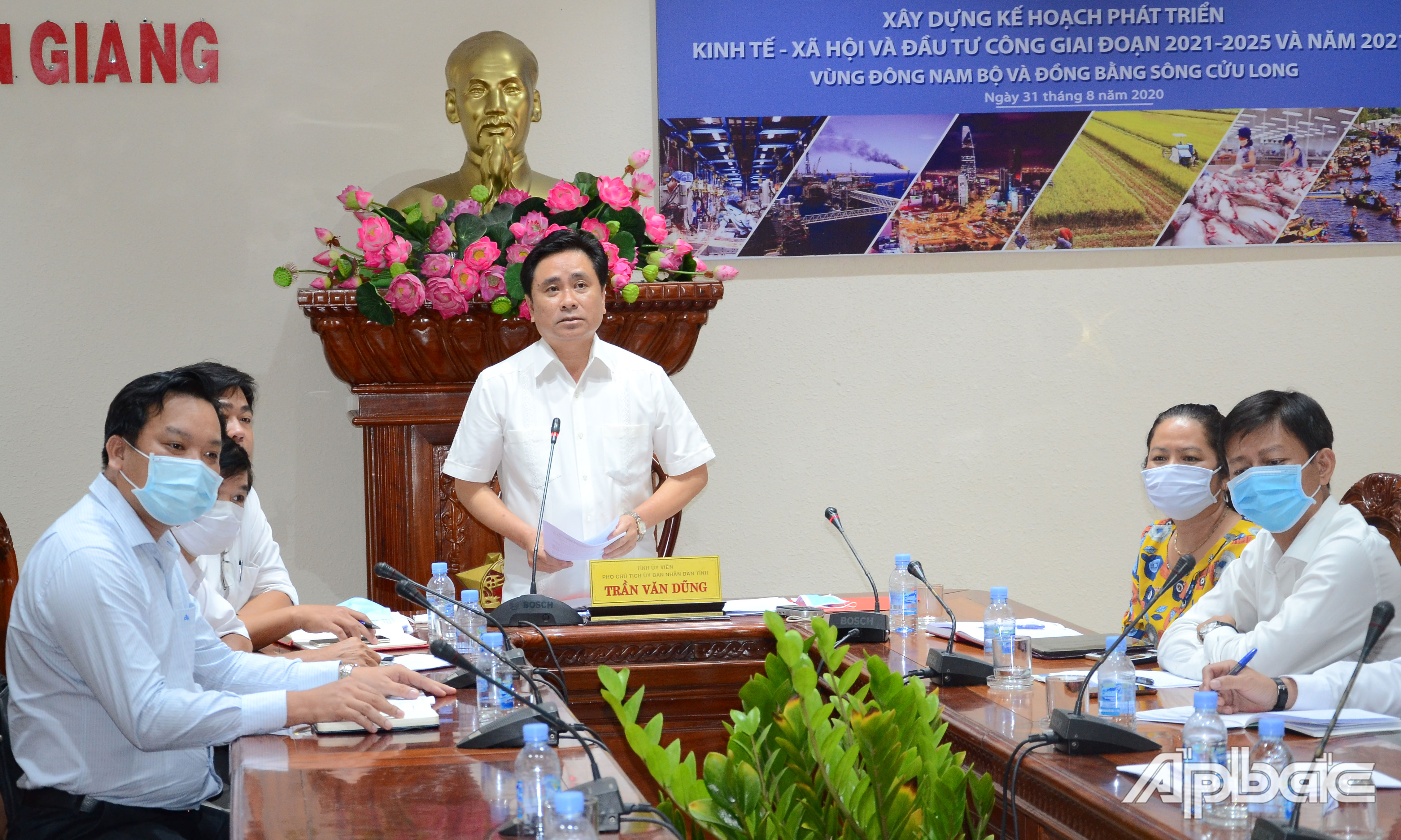 Phó Chủ tịch UBND tỉnh Trần Văn Dũng phát biểu tại hội nghị.