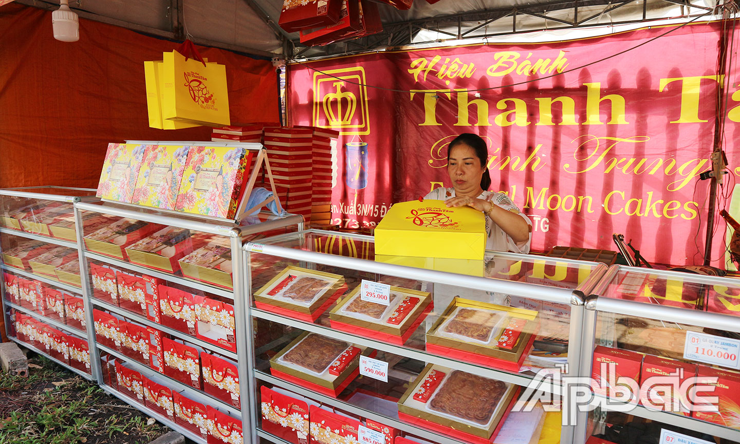 Các điểm bán bánh trung thu đã được dựng lên ở nhiều nơi.