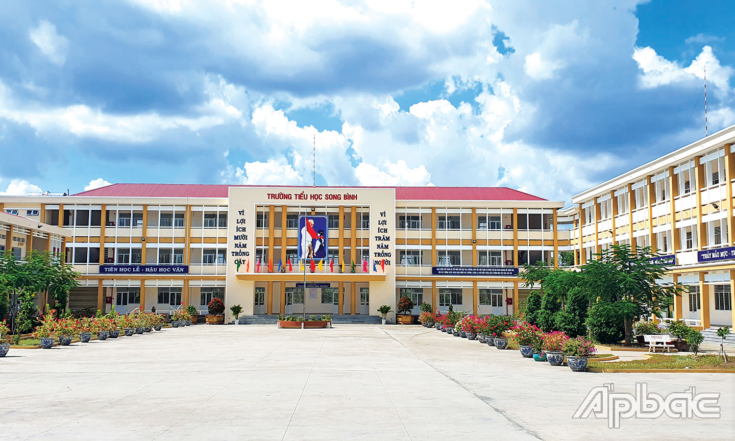 Trường Tiểu học Song Bình, huyện Chợ Gạo, được đầu tư xây dựng khang trang trước thềm năm học mới.                                                                                                                                                                    Ảnh: PHƯƠNG tHẢO