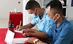 Các trọng tài và giám sát kiểm tra y tế trước đợt tập huấn giữa mùa bóng