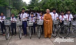 Tặng học bổng, xe đạp cho học sinh có hoàn cảnh khó khăn