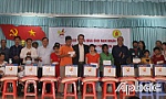 Tặng quà cho nạn nhân chất độc da cam tại Tiền Giang