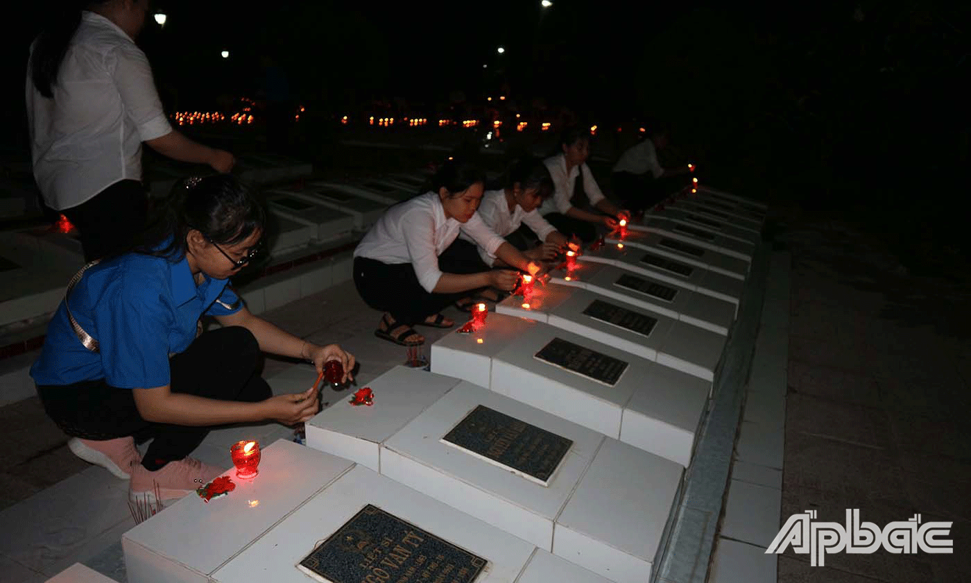 Thanh niên tham gia hoạt động “Thắp nến tri ân” tại nghĩa trang liệt sĩ tỉnh nhân dịp Ngày Thương binh liệt sĩ (27-7)