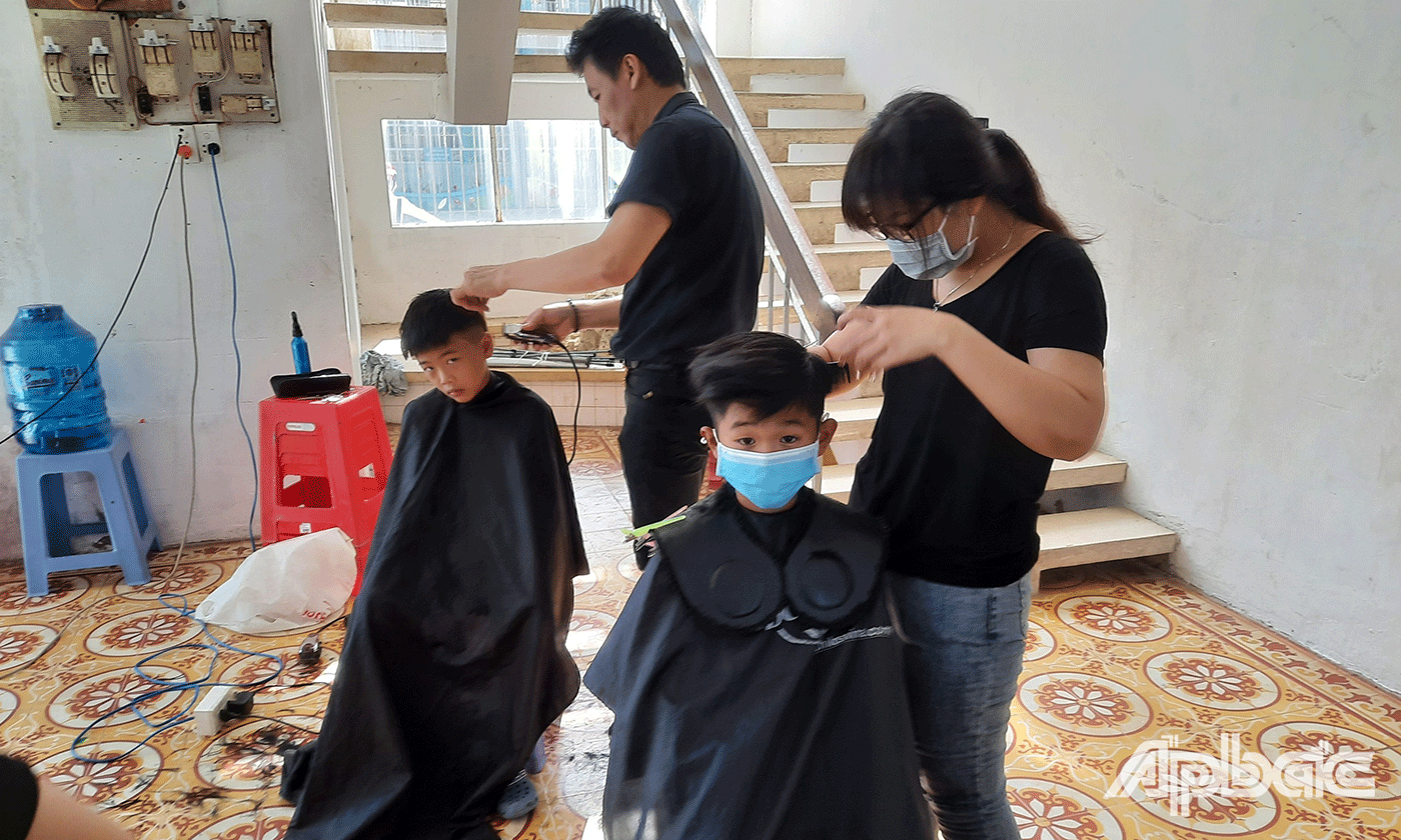 Hớt tóc miễn phí là hoạt động ý nghĩa, giúp các em có mái tóc đẹp, gọn gàng để chào đón năm học mới 