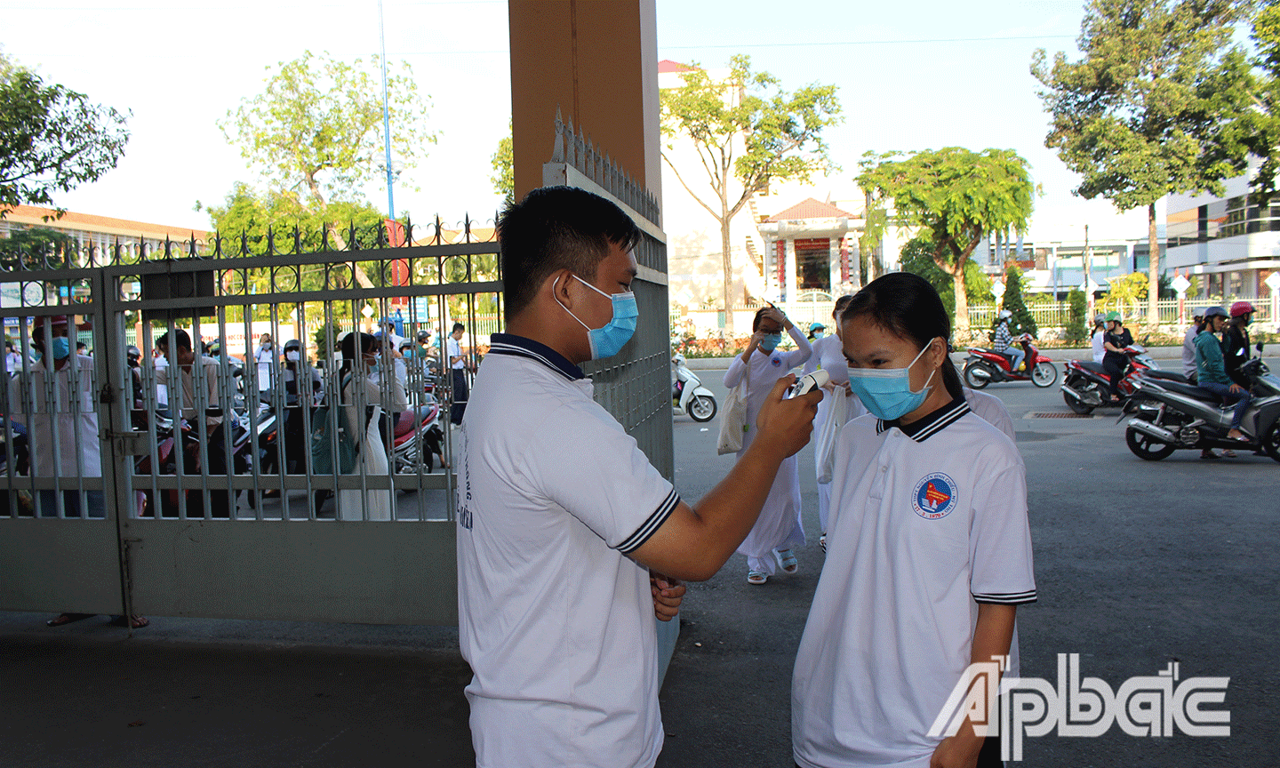 Đo thân nhiệt trước khi vào trường. 
