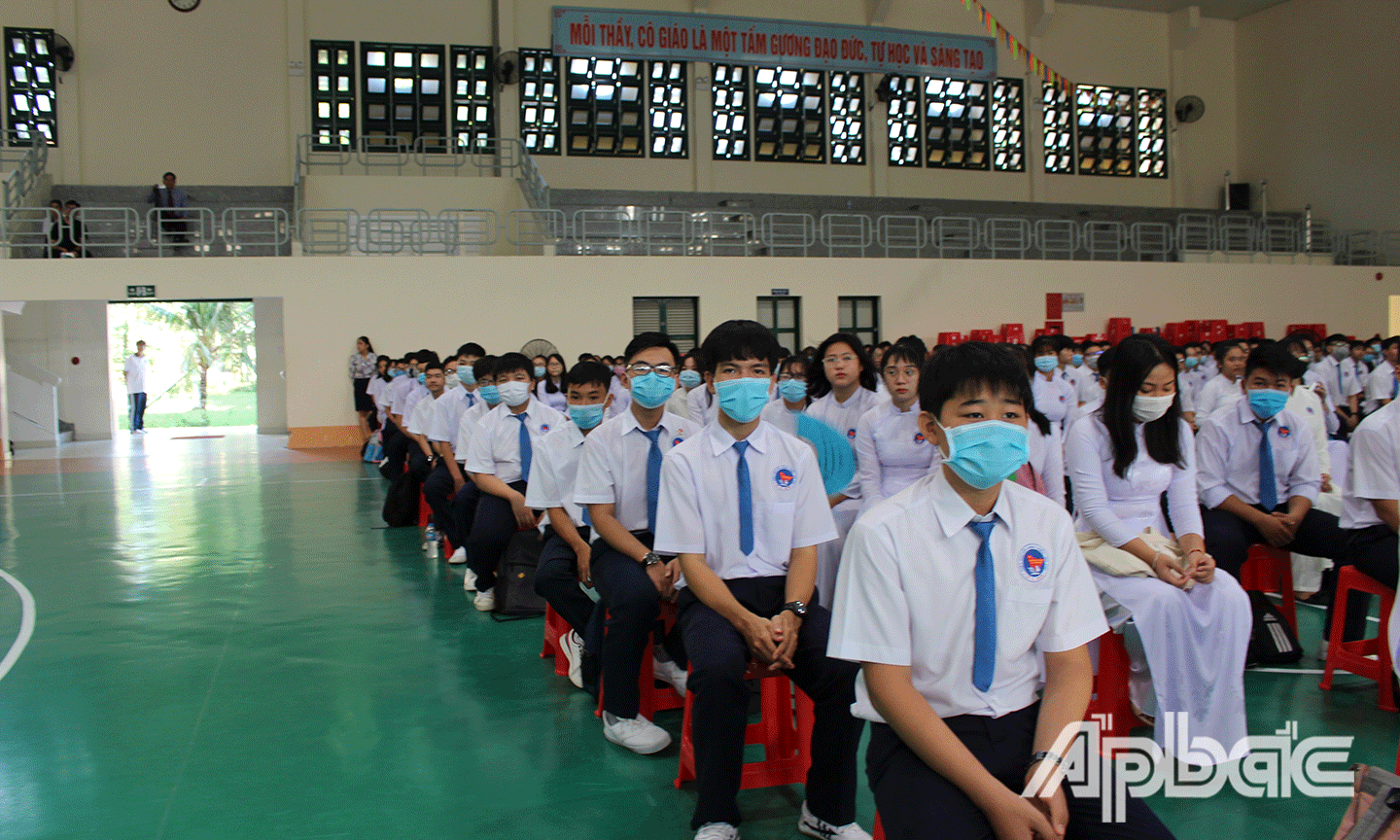 Chăm chú lắng nghe sinh hoạt đầu năm. 