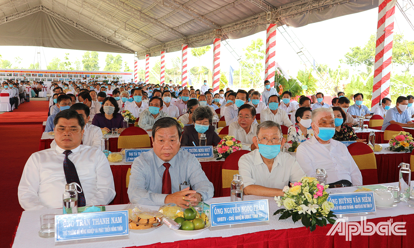 Đại biểu tham dự buổi lễ