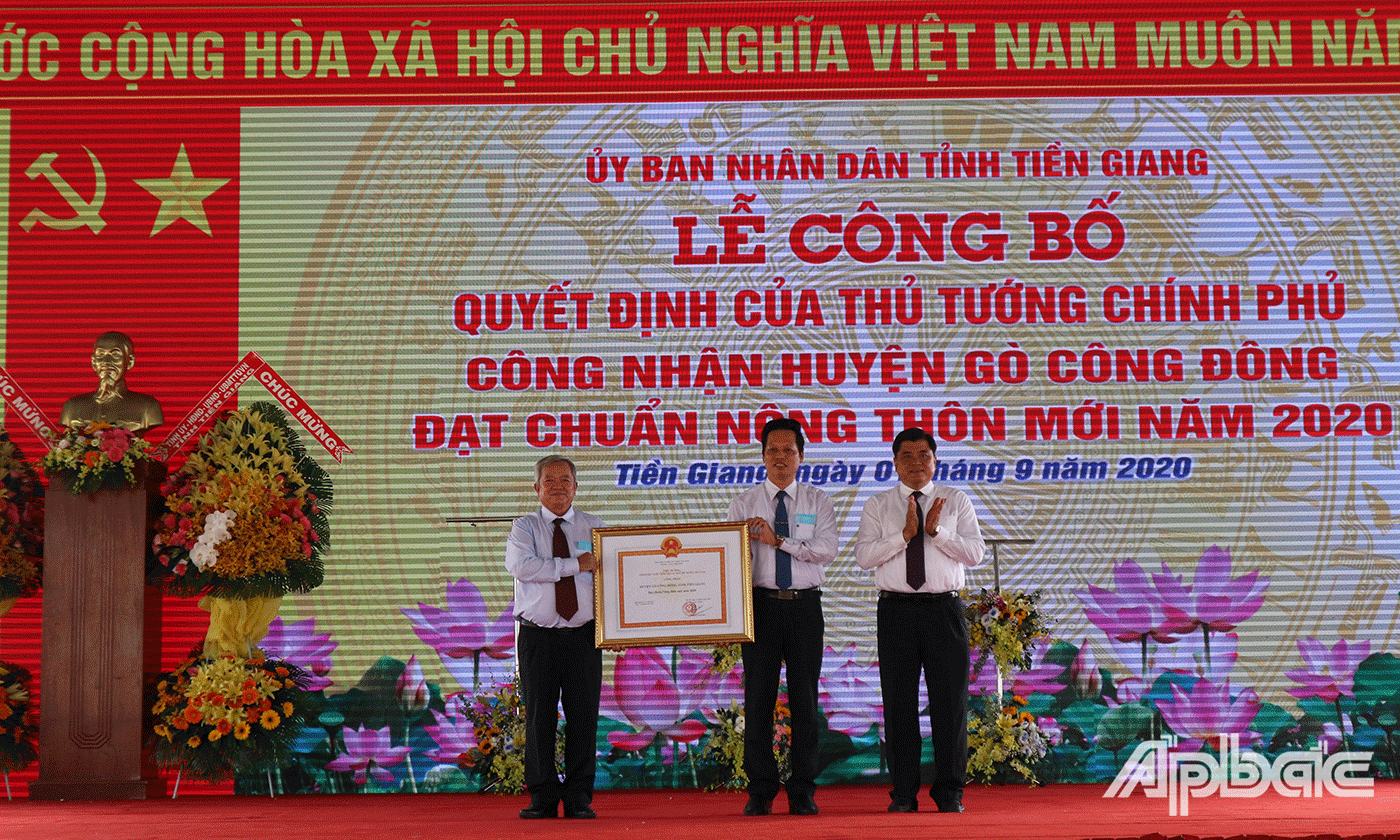 Thứ trưởng Bộ Nông nghiệp và Phát triển nông thôn Trần Thanh Nam trao tặng Bằng công nhận của Thủ tướng Chính phủ cho lãnh đạo huyện Gò Công Đông. 