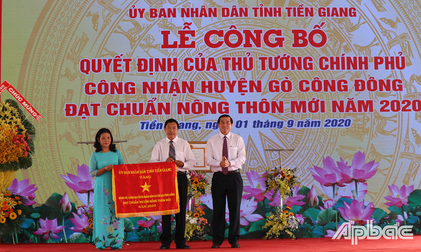 Đồng chí Lê Văn Hưởng Chủ tịch UBND tỉnh Tiền Giang tặng Cờ thi đua cho Đảng bộ, chính quyền và nhân dân huyện Gò Công Đông đạt chuẩn huyện nông thôn mới năm 2020
