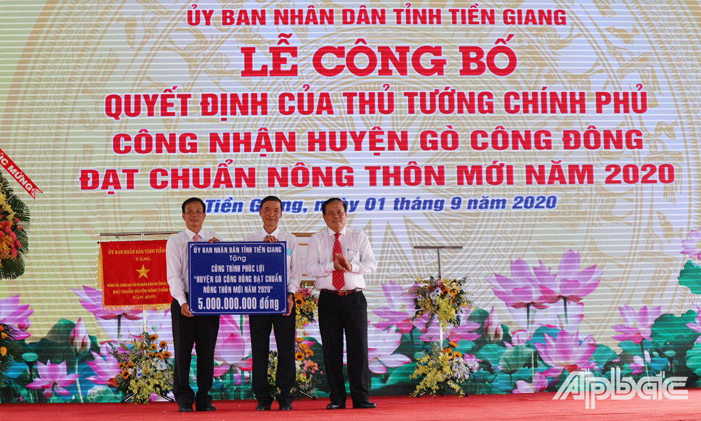 đồng chí Lê Văn Nghĩa, Ủy viên Ban Thường vụ Phó Chủ tịch UBND tỉnh trao bản tượng trưng công trình phúc lợi cho lhuyện Gò Công Đông