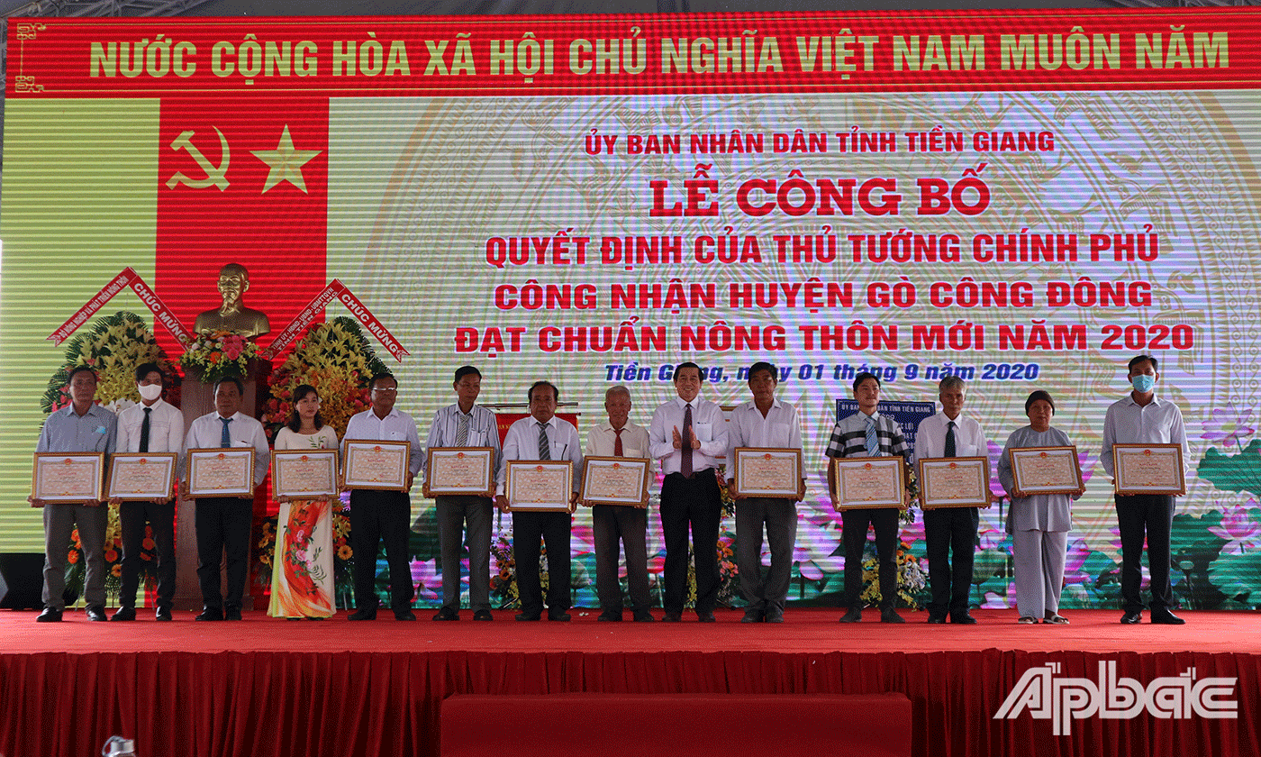 UBND tỉnh, UBND huyện Gò Công Đông đã tặng Bằng khen, giấy khen cho các tập thể, cá nhân có nhiều đóng góp trong công tác xây huyện Gò Công Đông đạt chuẩn nông thôn mới.