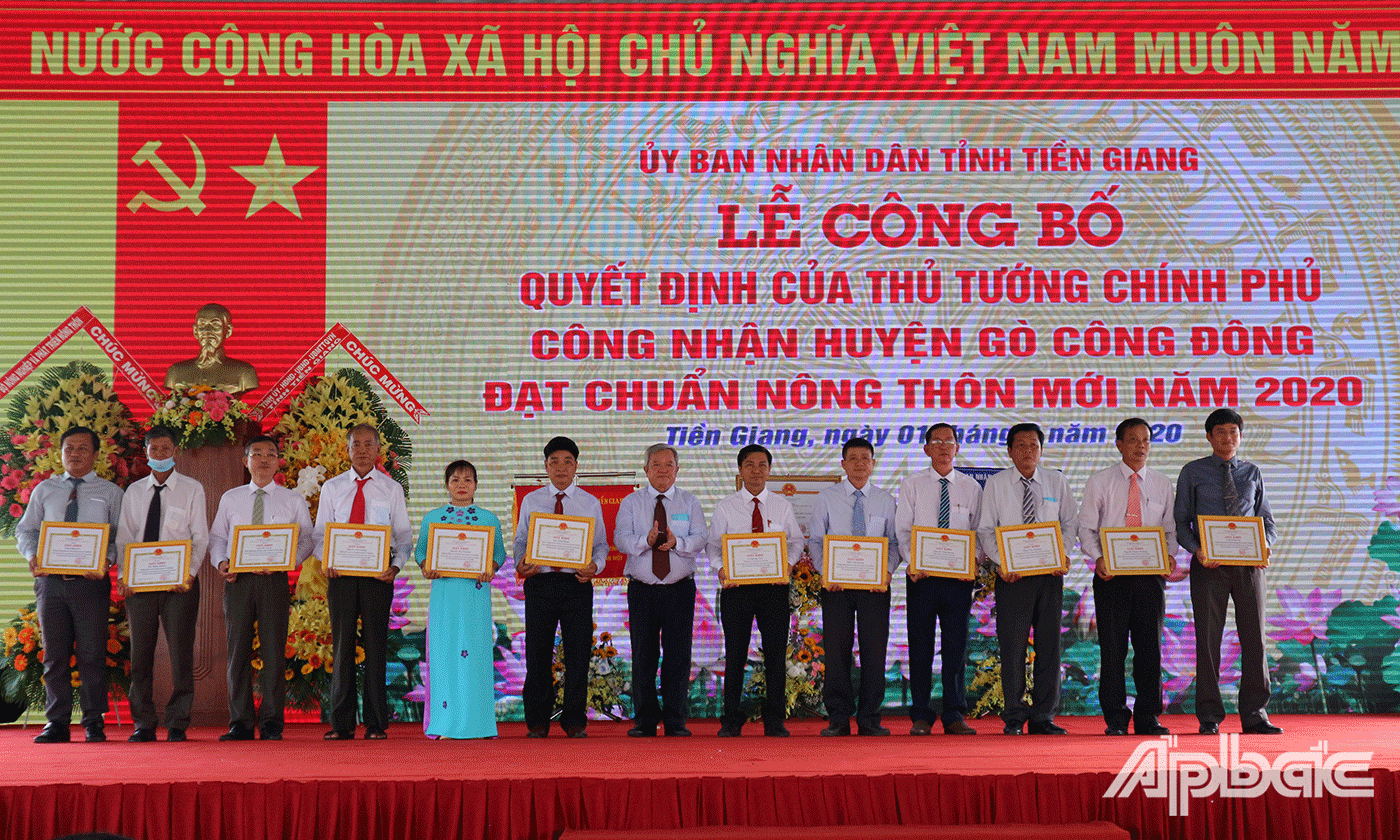 Lãnh đạo UBND huyện Gò Công Đông khen thưởng cho các tập thể, cá nhân có nhiều đóng góp trong công tác xây huyện Gò Công Đông đạt chuẩn nông thôn mới.