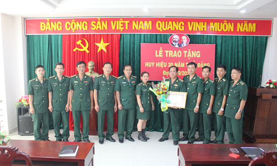 Cán bộ, đảng viên chi bộ Phòng Chính trị chúc mừng đồng chí Đại tá Nguyễn Thanh Bình.