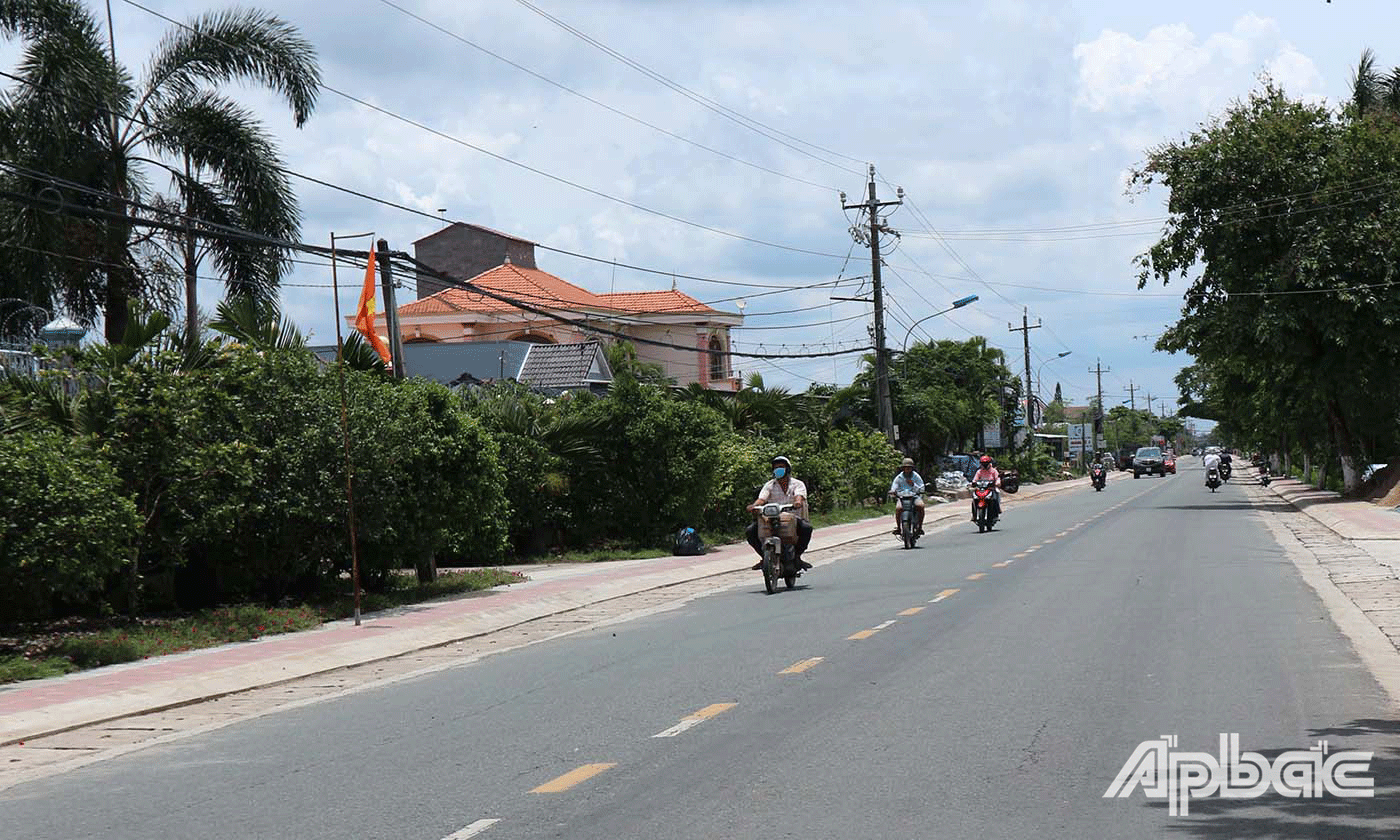 Đường giao thông nông thôn được đầu tư xậy dựng, nâng cấp khang trang, thông thoáng thuận tiện cho việc đi lai và gia thương cho người dân