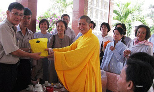 Đại đức Thích Minh Bảo – Trụ trì Chùa Dược Sư tặng quà cho bà con 