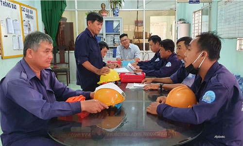 Cuộc hội ý diễn ra rất nhanh để báo cáo tình hình công việc ngày mới.