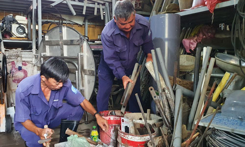 Sau khi hội ý, các công nhân nhanh chóng chuẩn bị dụng cụ để bắt đầu một ngày làm việc.