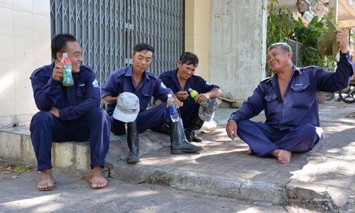 Những giây phút nghỉ ngơi sau những giờ lao động cực nhọc.