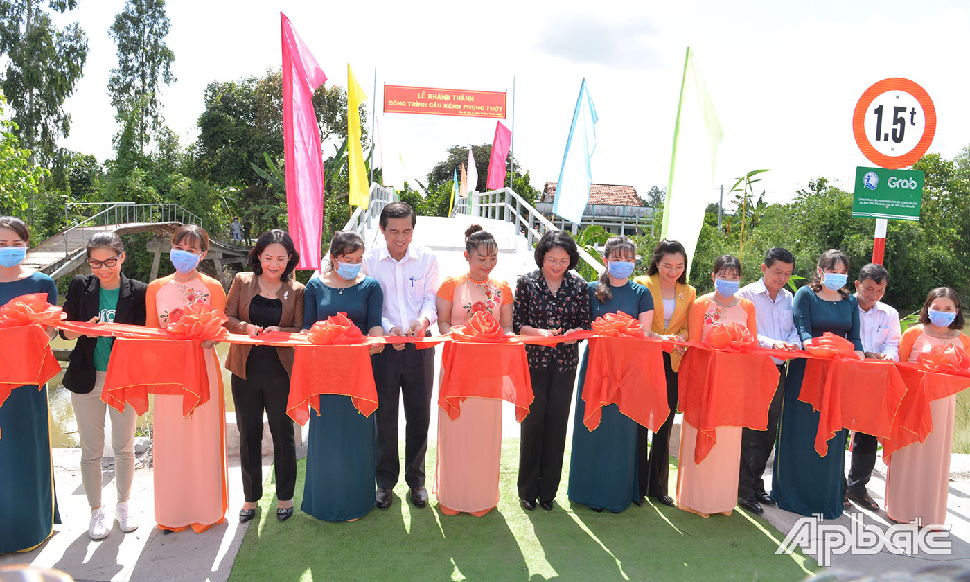 Đại biểu thực hiện nghi thức cắt băng khánh thành công trình cầu Kênh Phụng Thớt.