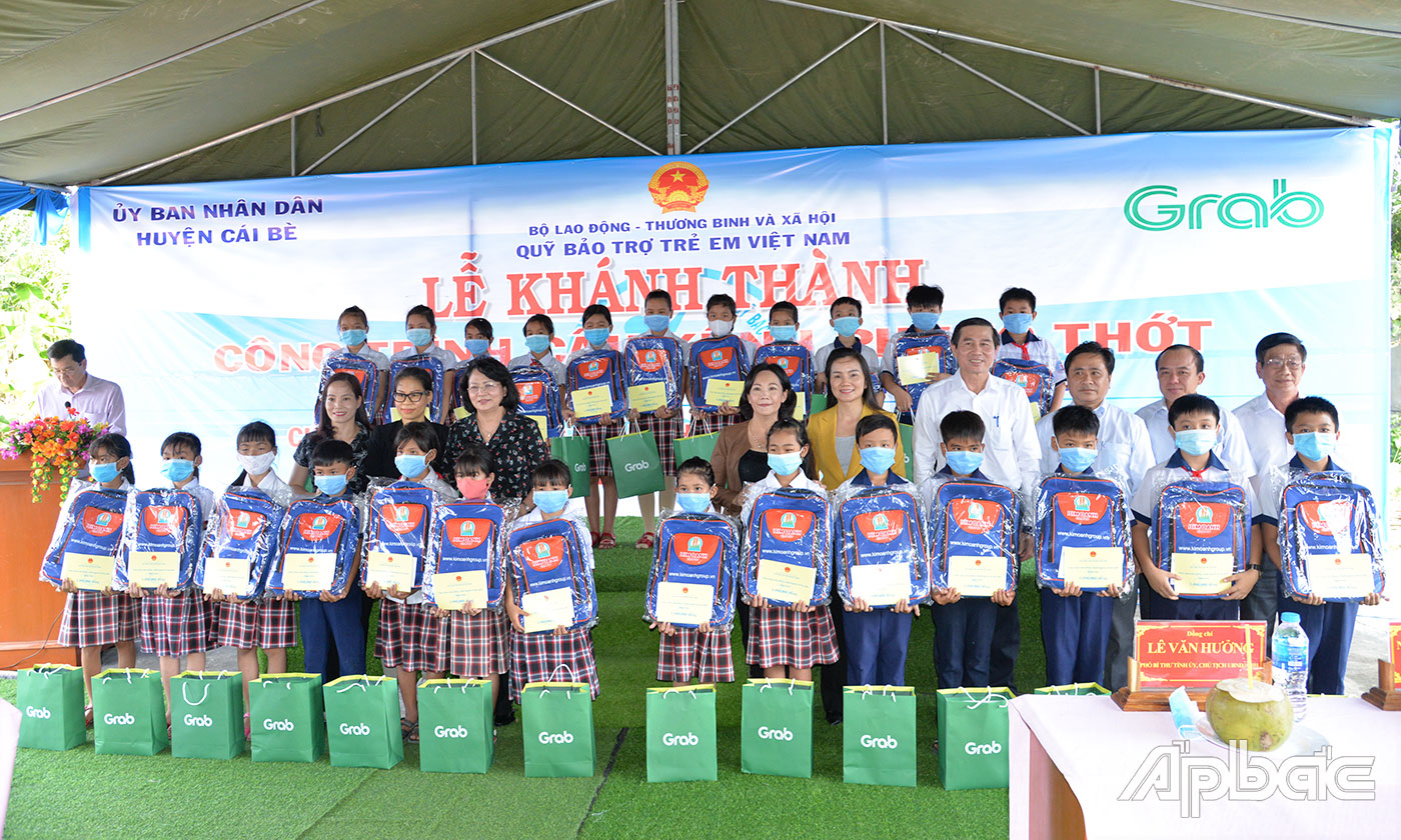Đại biểu trao quà