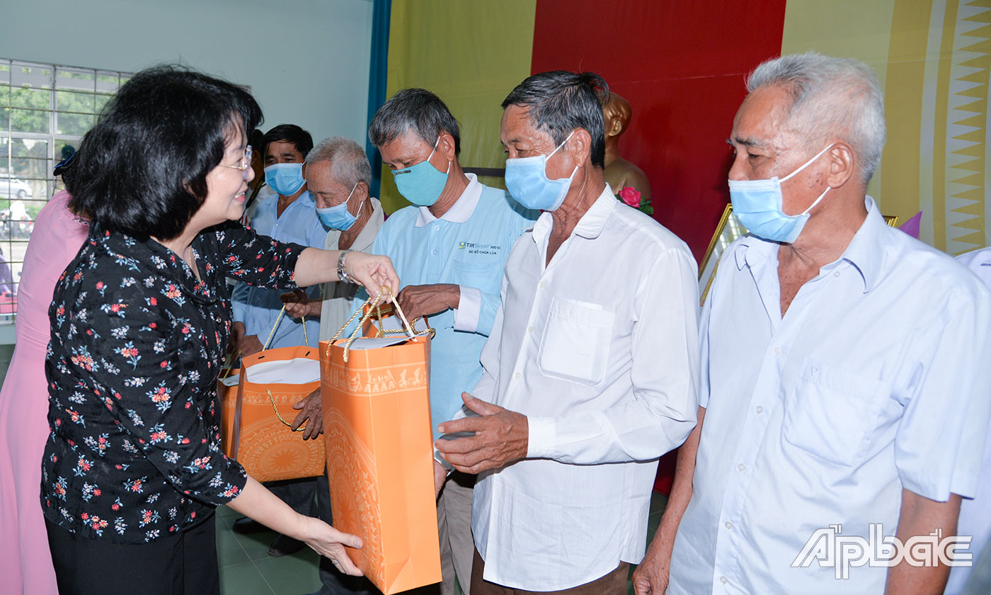 Đồng chí Đặng Thị Ngọc Thịnh cho gia đình chính sách tiêu biểu trên địa bàn xã Tân Phú (TX. Cai Lậy).