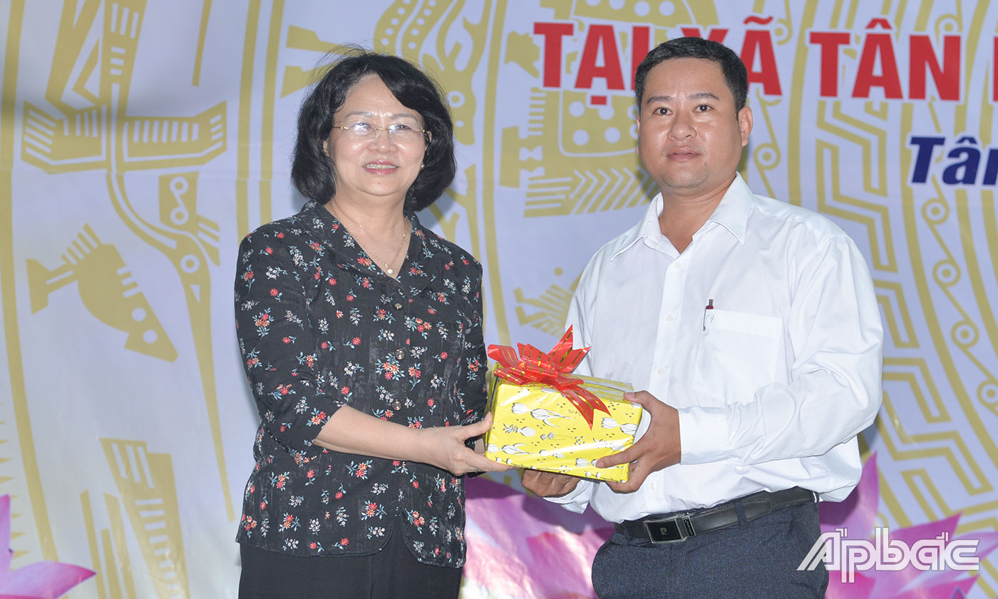 Đồng chí Đặng Thị Ngọc Thịnh tặng tượng trưng 2.000 quyển tập cho xã Tân Phú (TX. Cai Lậy).