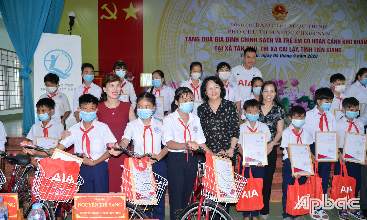 Quỹ Bảo trợ trẻ em Việt Nam tặng 30 chiếc xe đạp cho học sinh xã Tân Phú (TX. Cai Lậy).