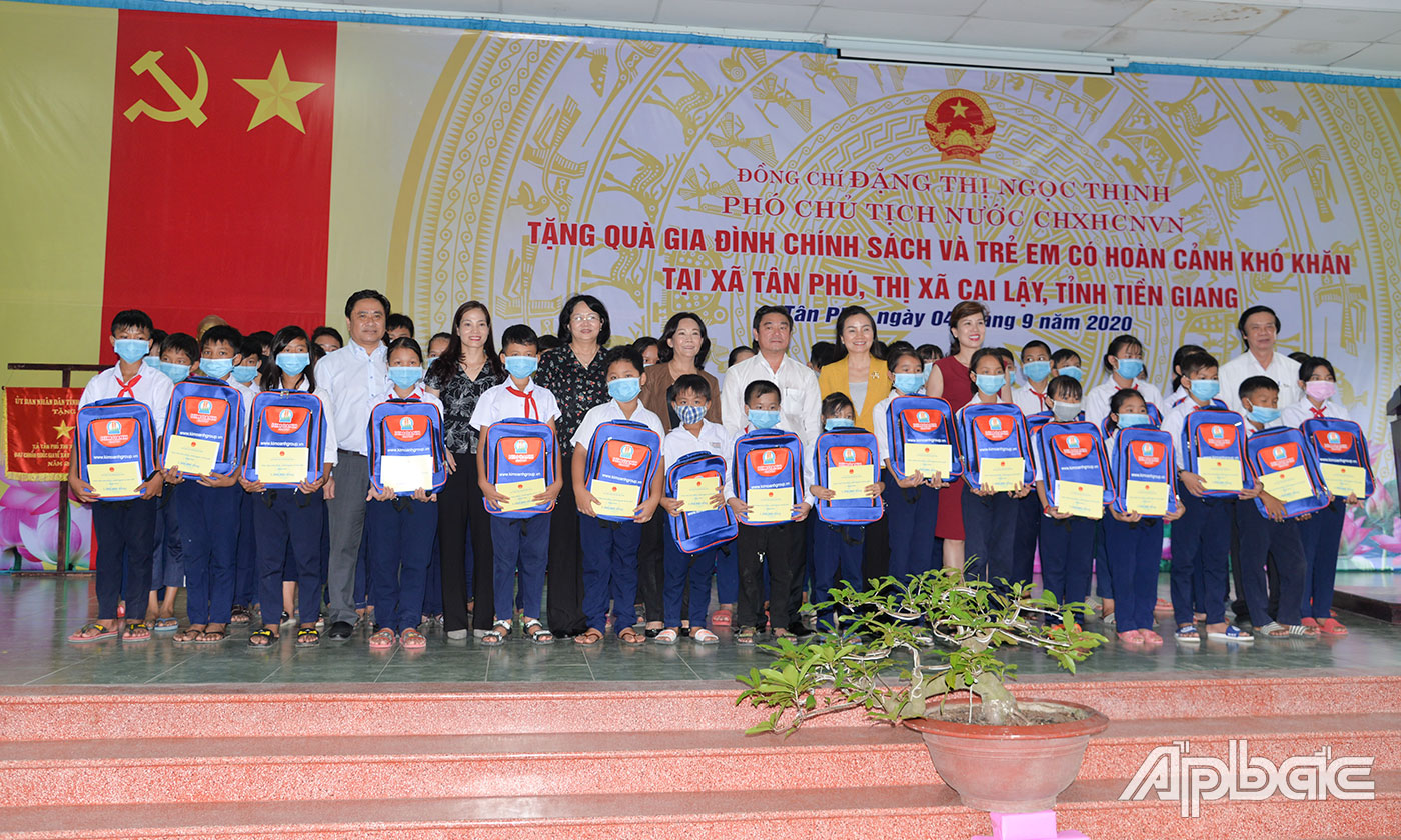 50 em học sinh xã Tân Phú (TX. Cai Lậy) nhận quà từ đoàn công tác.