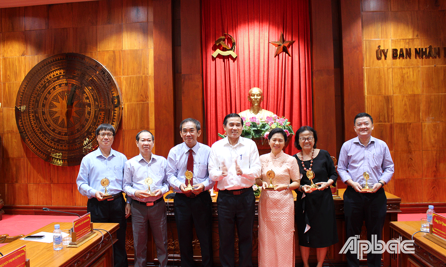 Lãnh đạo tỉnh Tiền Giang tặng quà lưu niệm cho  Trường Đại học Quốc tế Hồng Bàng. 