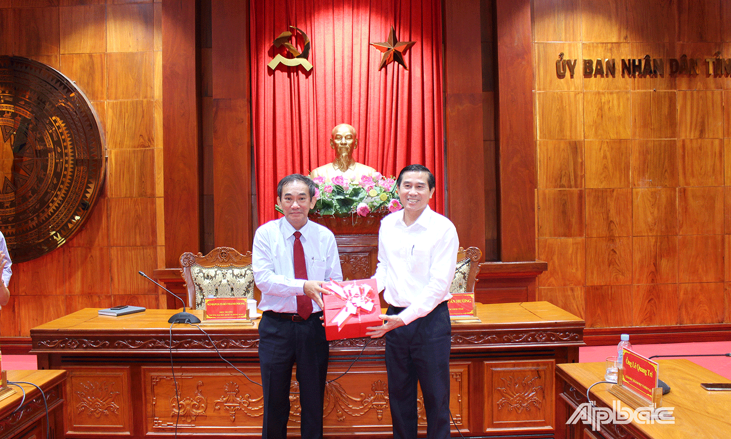 Trường Đại học Quốc tế Hồng Bàng trao quà cho lãnh đạo tỉnh. 