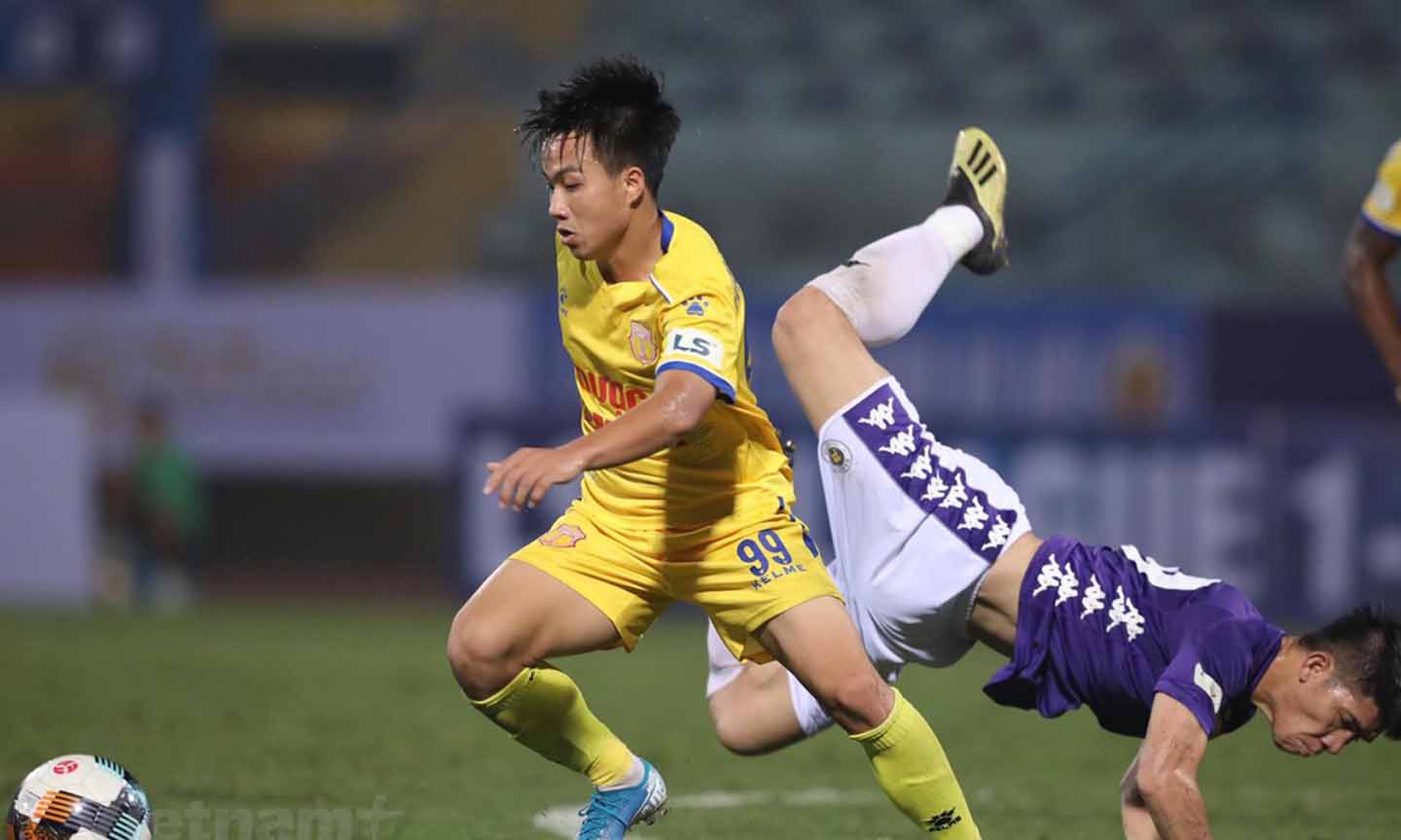 Nhiều đội bóng V-League tích cực thi đấu giao hữu trong thời gian này để chuẩn bị tốt nhất cho ngày bóng đá chuyên nghiệp trở lại. (Ảnh: Hiển Nguyễn/Vietnam+) 
