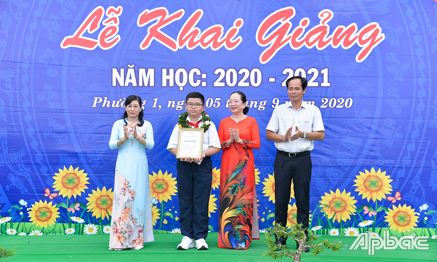Lãnh đạo tỉnh và nhà trường biểu dương em Bùi Quốc Vĩnh Khang.
