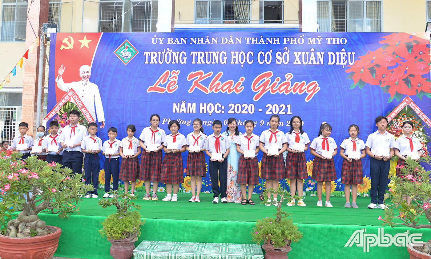 Đồng chí Châu Thị Mỹ Phương trao học bổng cho các em học sinh Trường THCS Xuân Diệu.