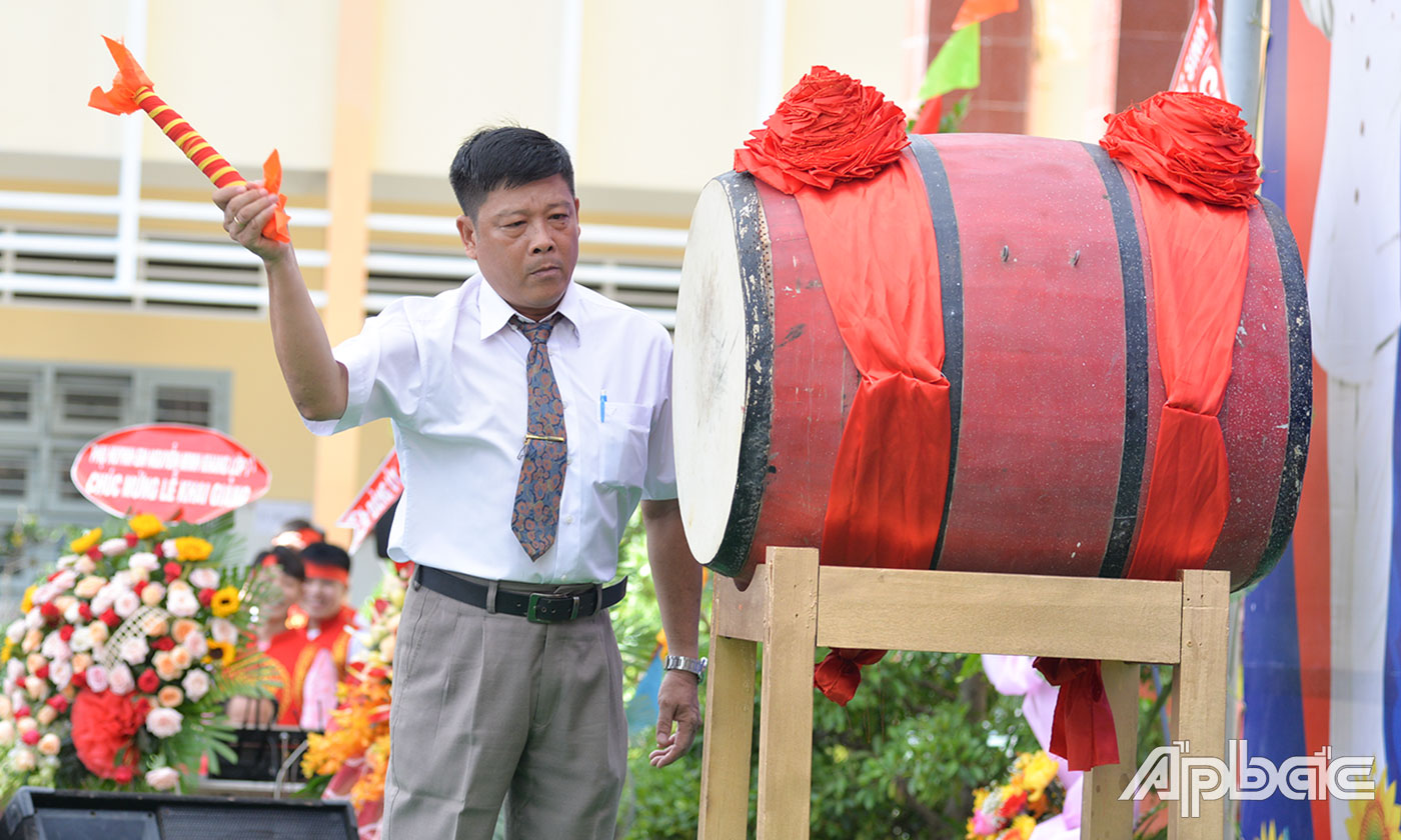 Đại diện Ban Giám hiệu Trường THCS Xuân Diệu đánh hồi trống khai giảng năm học mới.