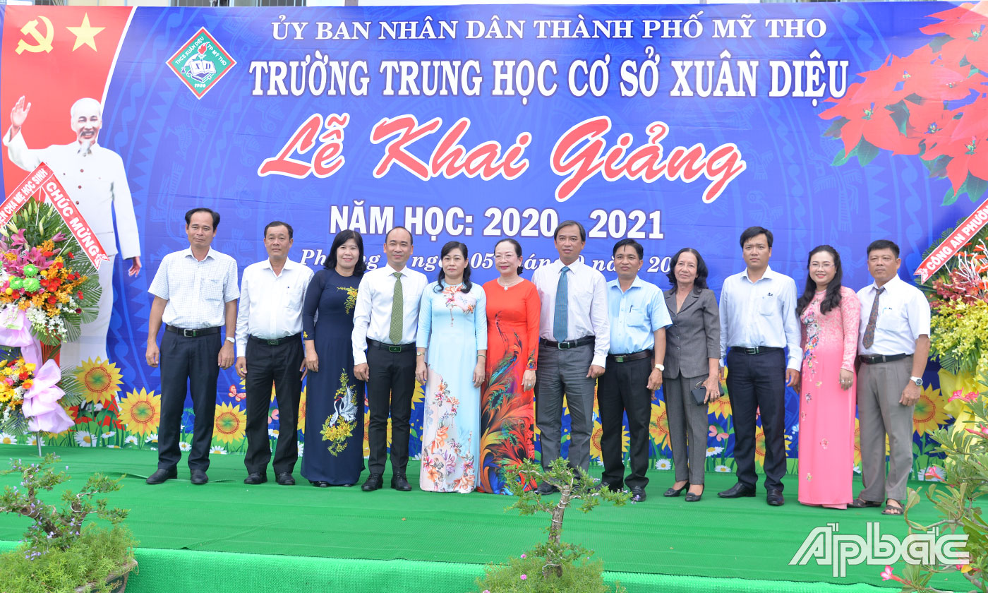 Đại biểu chụp ảnh lưu niệm cùng Ban Giám hiệu Trường THCS Xuân Diệu.