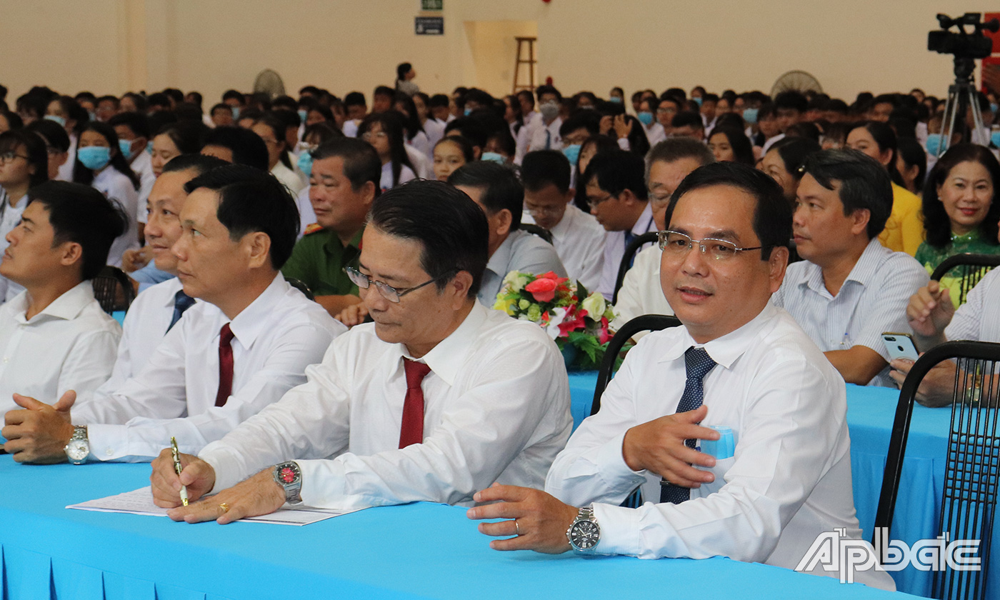 Đại biểu đến tham dự buổi Lễ khai giảng năm học mới.
