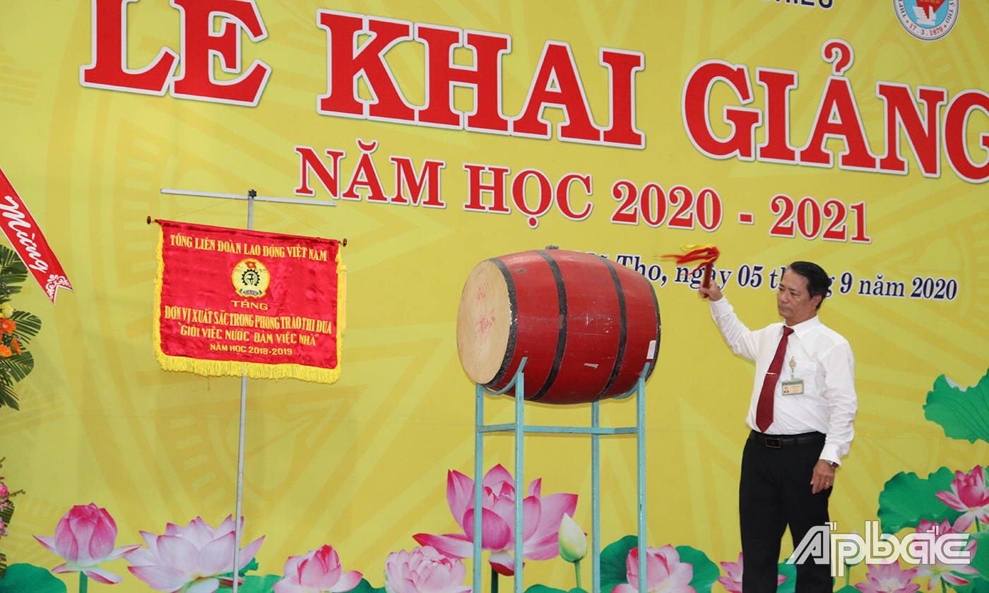 Hiệu trưởng nhà trường đánh trống khai giảng năm học.