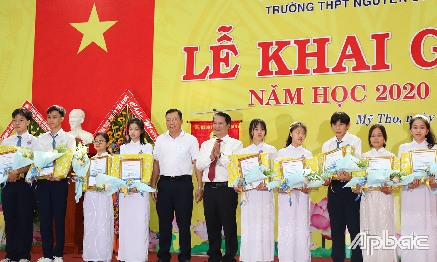 Đại diện Sacombank trao quà cho các học sinh.