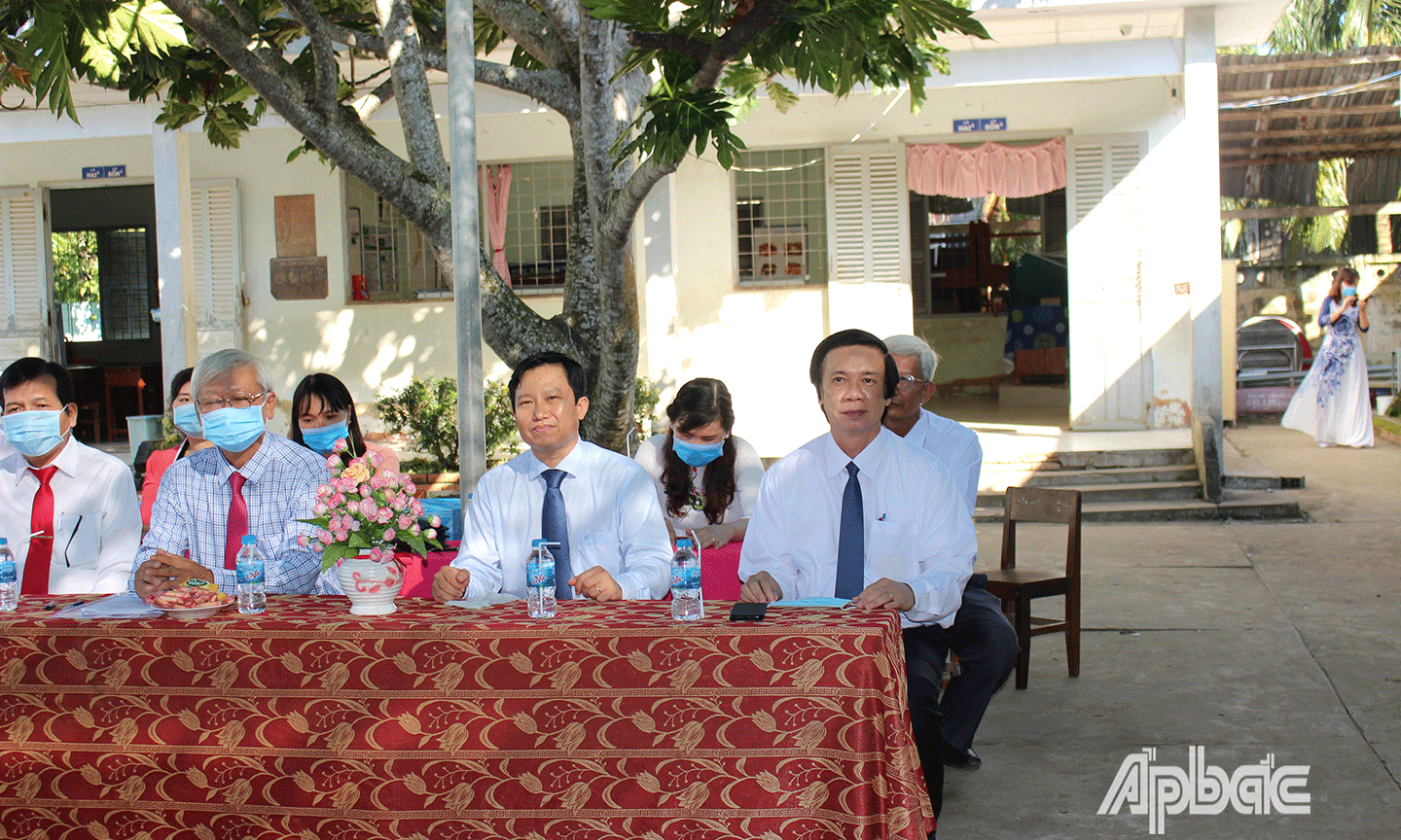 đồng chí Nguyễn Văn Danh và  đồng chí Lê Quang Trí dự Lễ Khai giảng t5ai Trường Tiểu học Phú Phong. 