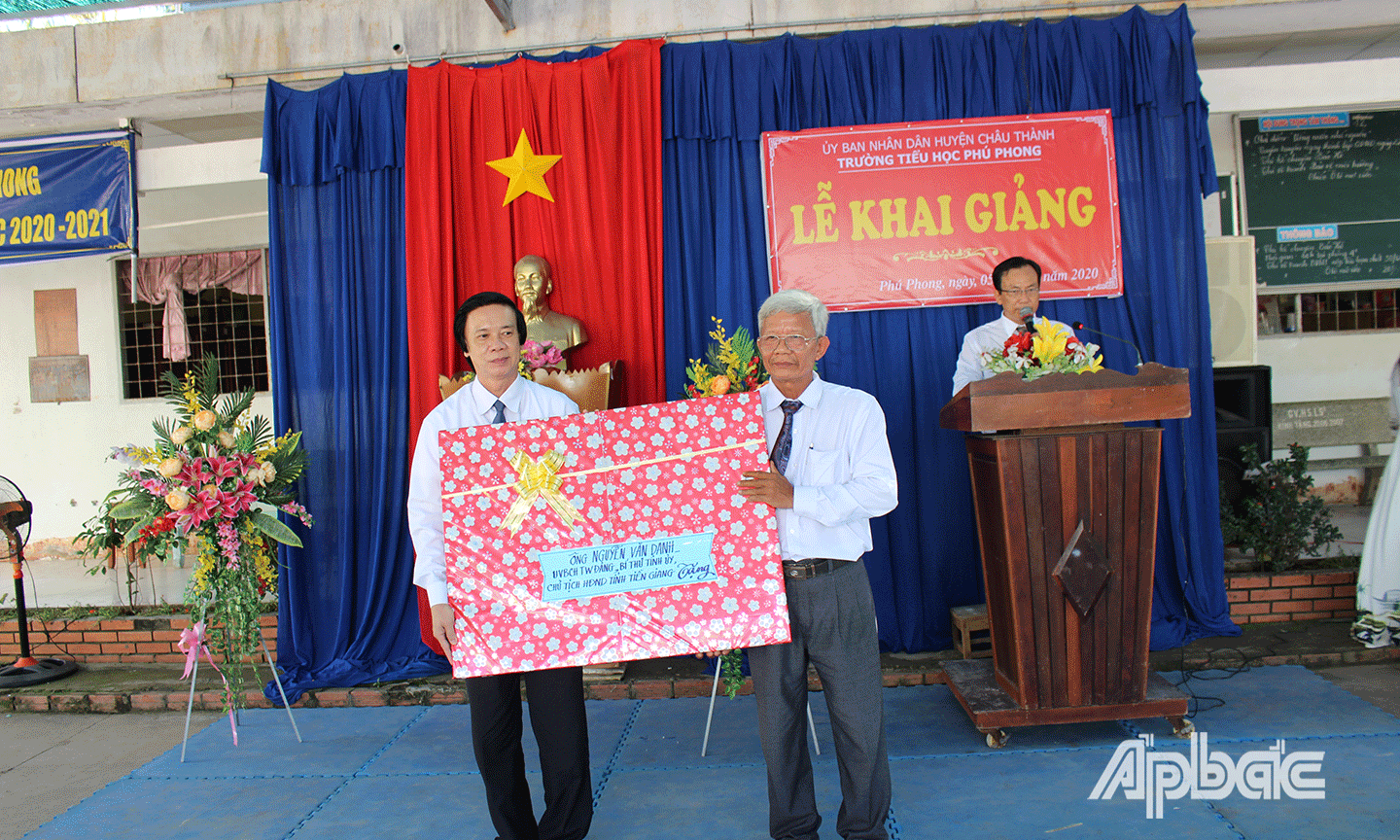 Đồng chí Nguyễn Văn Danh tặng quà cho lãnh đạo nhà trường. 