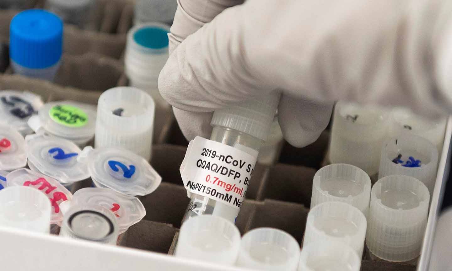 Nghiên cứu sản xuất vaccine ngừa COVID-19 tại Gaithersburg, Maryland, Mỹ. (Ảnh: AFP/TTXVN)