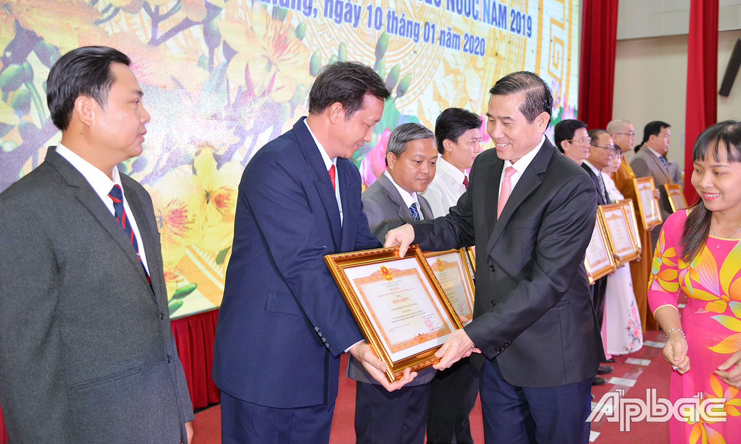 Chủ tịch UBND tỉnh Lê Văn Hưởng trao Bằng khen của Thủ tướng Chính phủ cho lãnh đạo Phòng Kinh tế TP. Mỹ Tho tại Hội nghị tuyên dương điển hình  tiên tiến trong phong trào thi đua yêu nước năm 2019.
