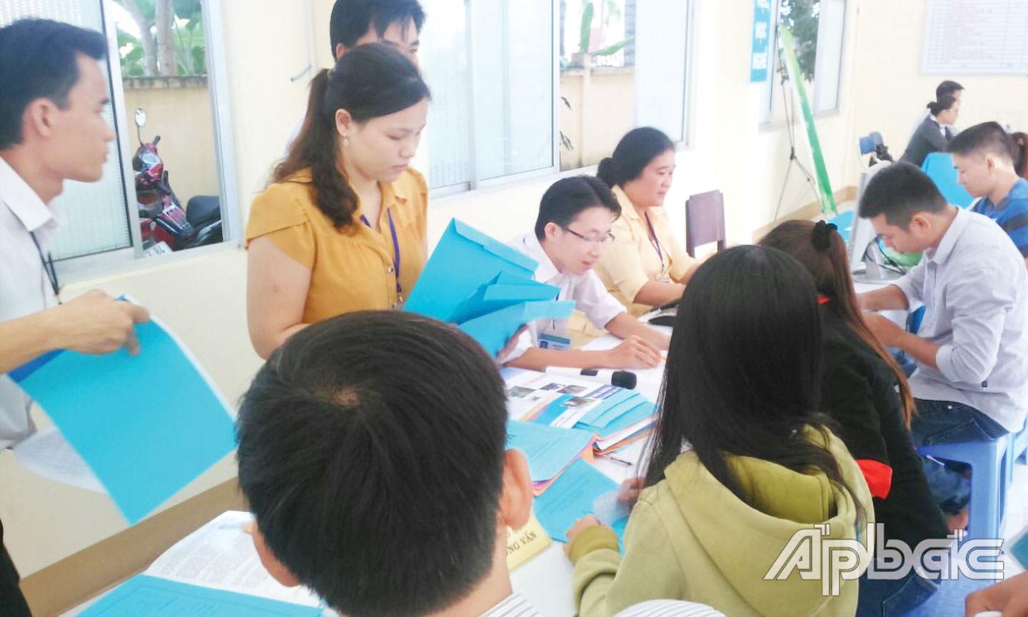 Người lao động tìm hiểu thông tin về việc làm.
